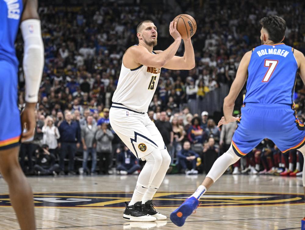 更是踢得不 更是踢得不